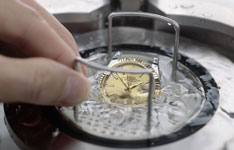 萧邦一般石英表后盖是螺旋的还是其他